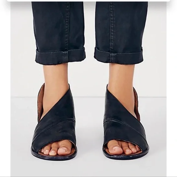 FREE PEOPLE Mont Blanc Sandal Black Leather Slip On Shoes size 8.5 - Picture 2 of 9